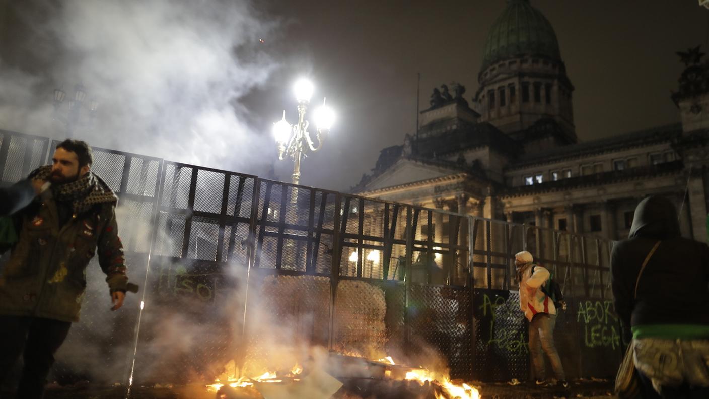 Scontri fuori dal Parlamento a Buenos Aires