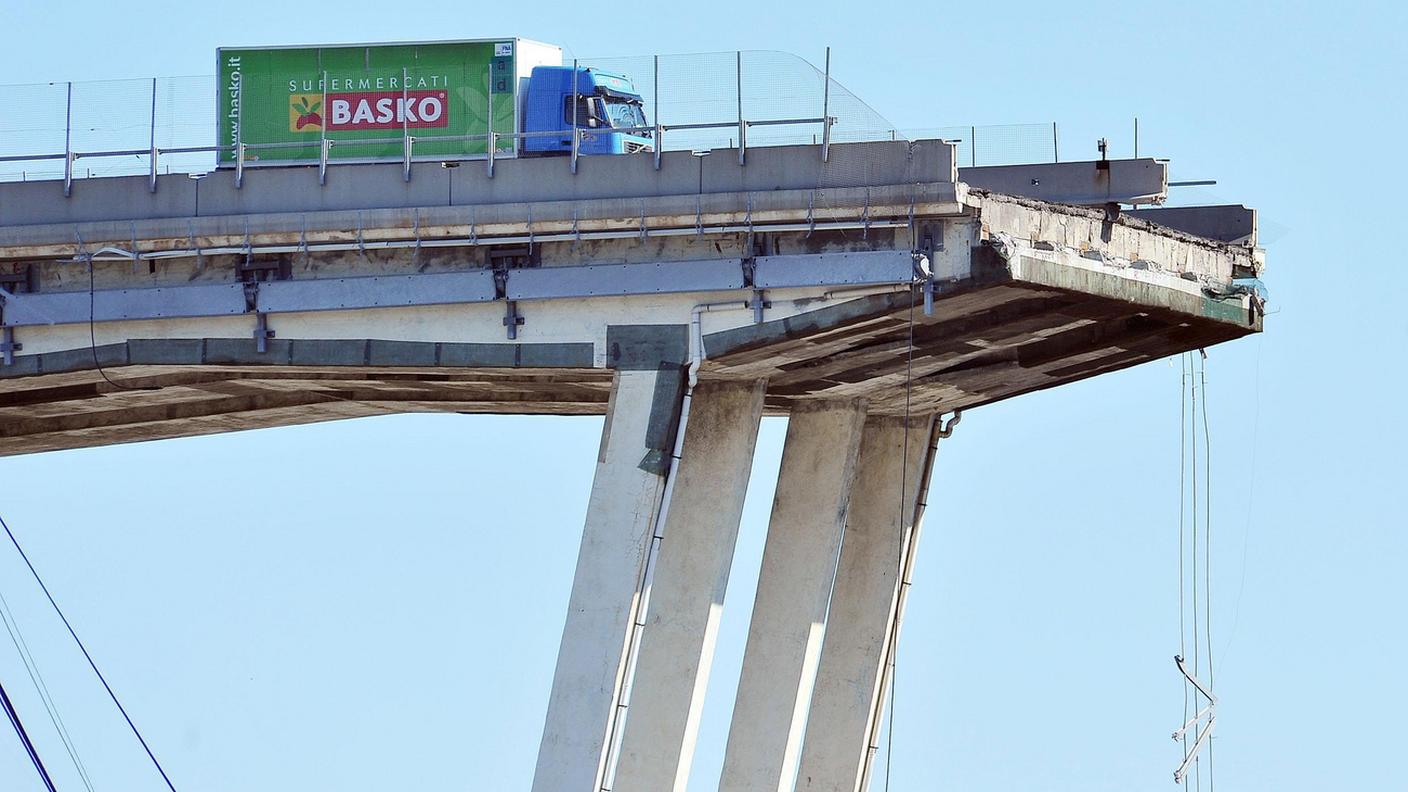 Un camion a pochi metri dal baratro...