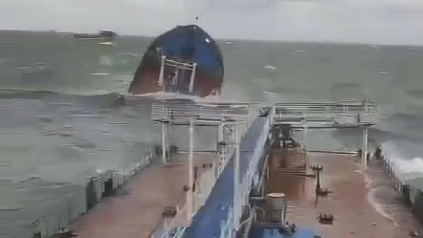 La petroliera Volgoneft-212 naufragata nello stretto di Kerch, in Russia, 15 dicembre 2024