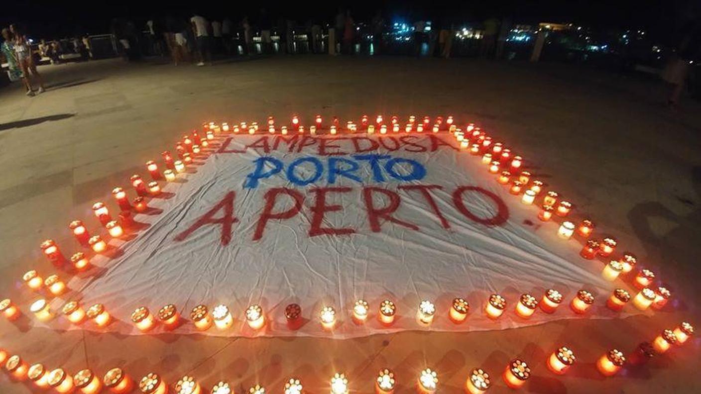Intanto al porto di Lampedusa è apparso uno striscione 