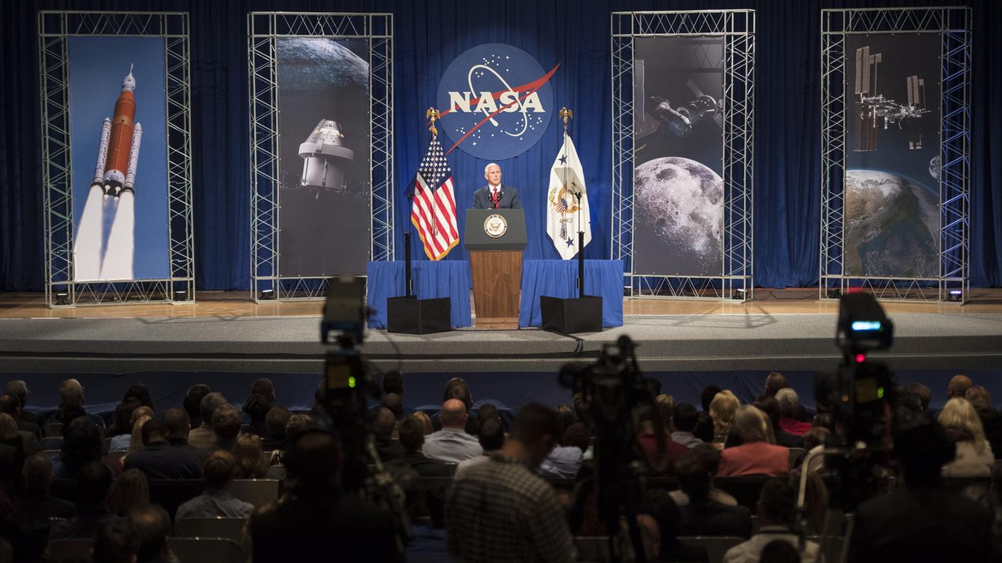Il vicepresidente durante l'incontro con tecnici e ricercatori della NASA