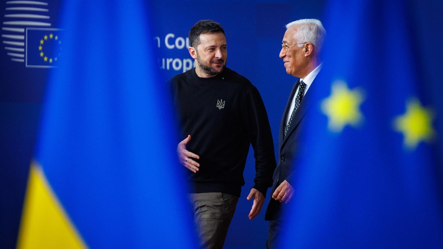 Volodymir Zelensky stringe la mano ad Antonio Costa, presidente del Consiglio europeo