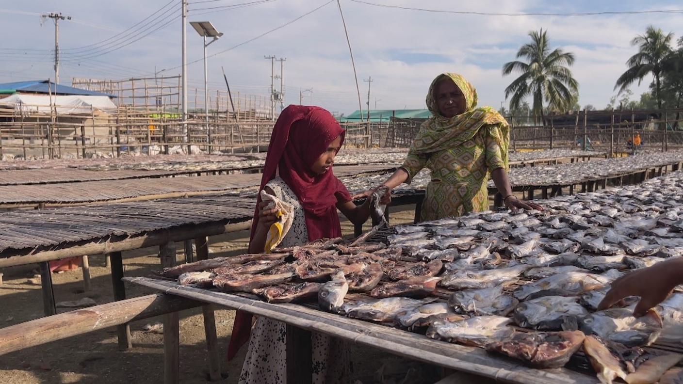 Shifa, 10 anni, ogni giorno viene a lavorare con sua madre