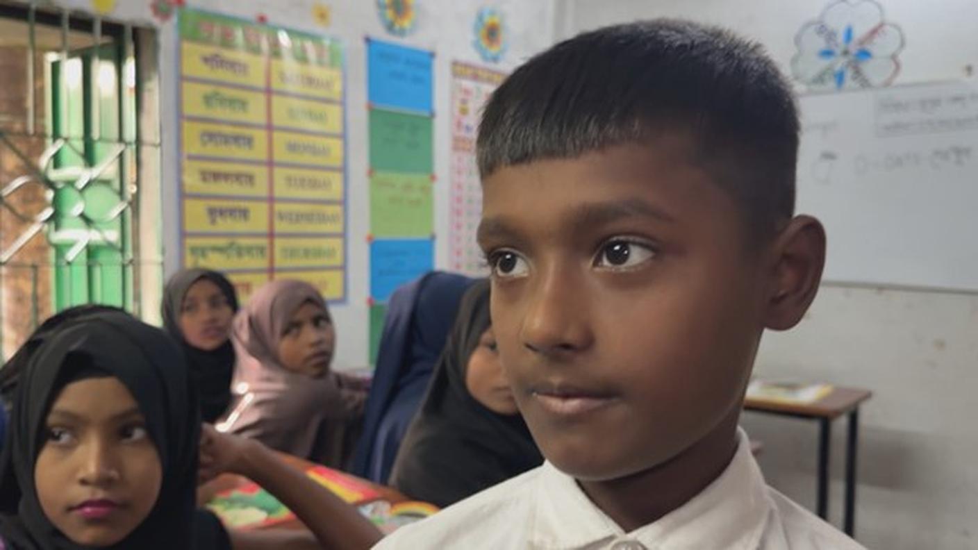 Tanvir, 9 anni, quando non va a scuola aiuta il papà pescatore.