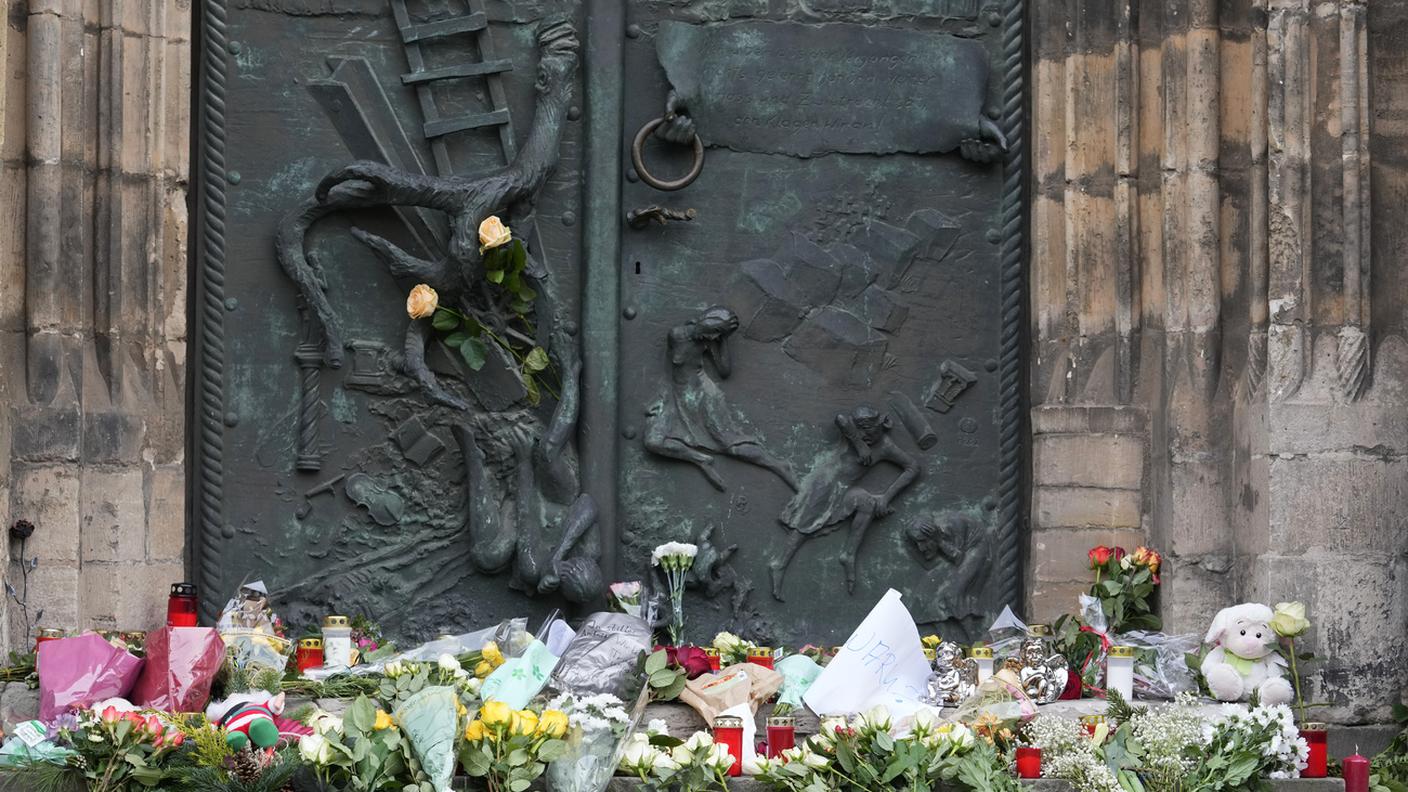 Fiori e candele vicino al mercatino natalizio, dove è avvenuto l'attacco