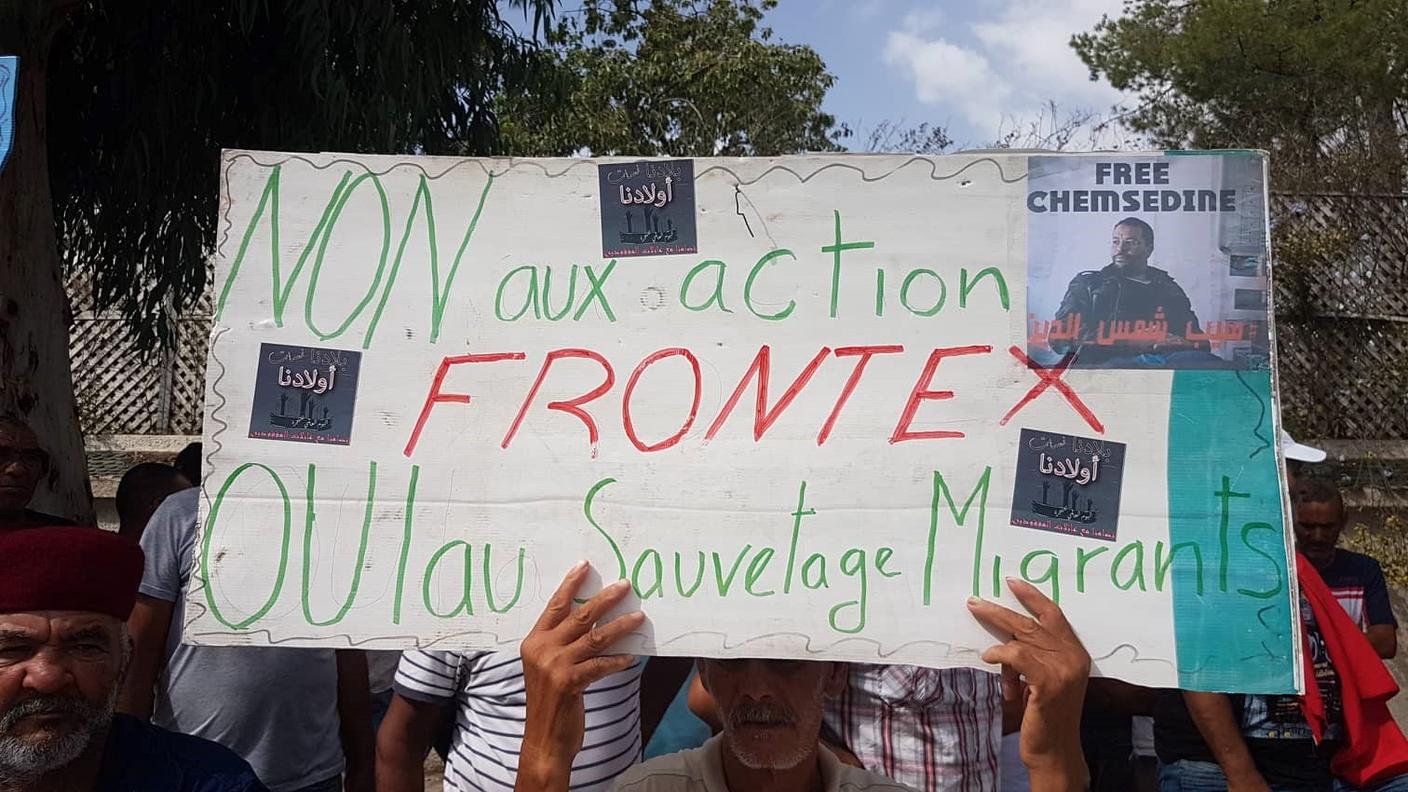 Manifestazione in Tunisia per chiedere la liberazione dei sei pescatori arrestati dalle autorità italiane
