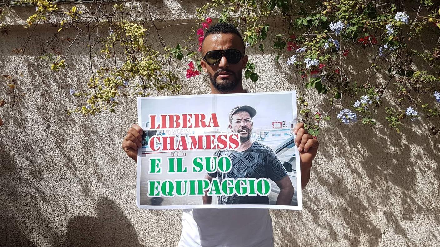 Manifestazione in Tunisia per chiedere la liberazione dei sei pescatori arrestati dalle autorità italiane