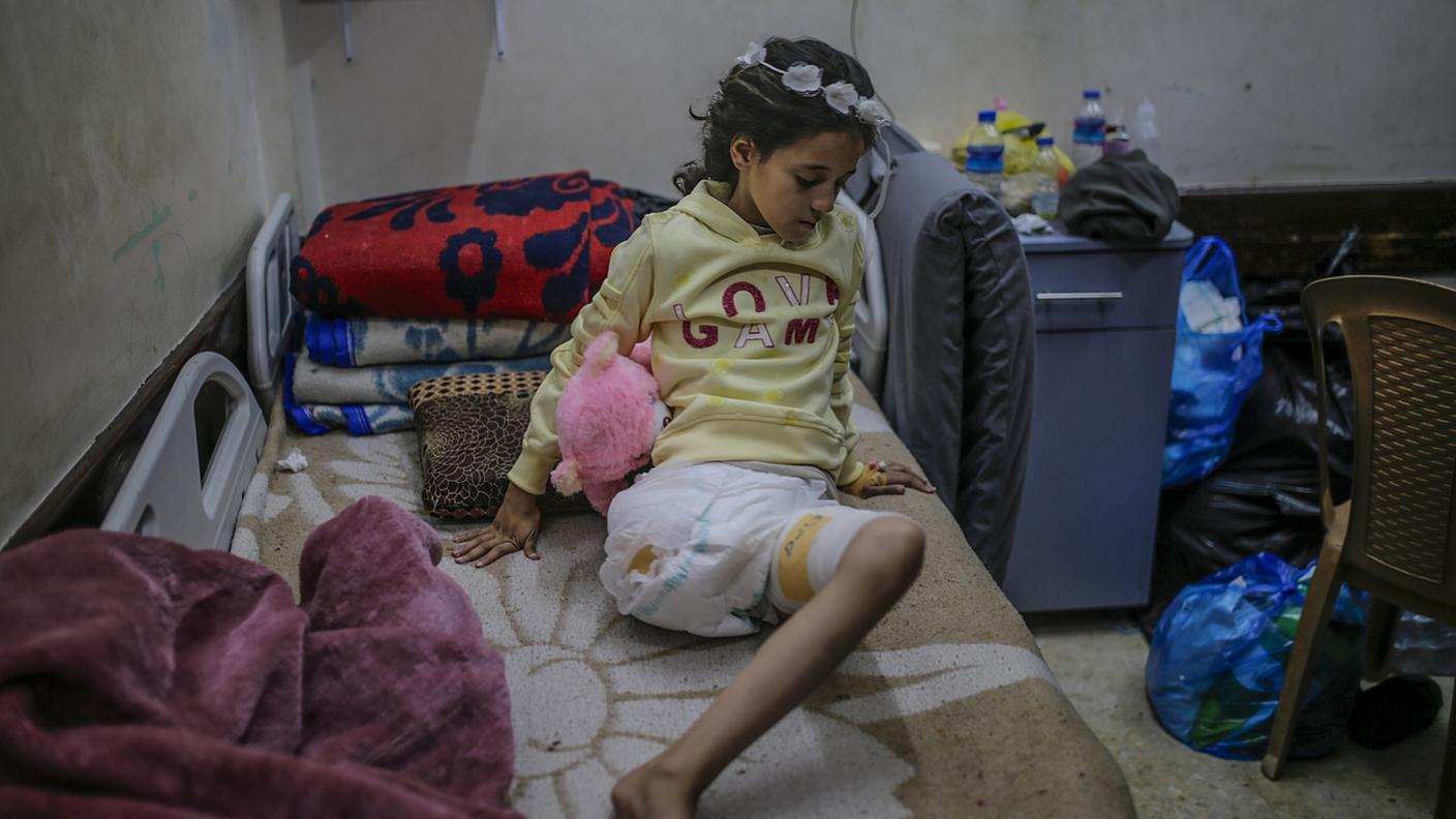 Heba Muhanna, 9 anni, all'ospedale di Deir Al Balah, nel centro della striscia di Gaza, 24 dicembre 2024.