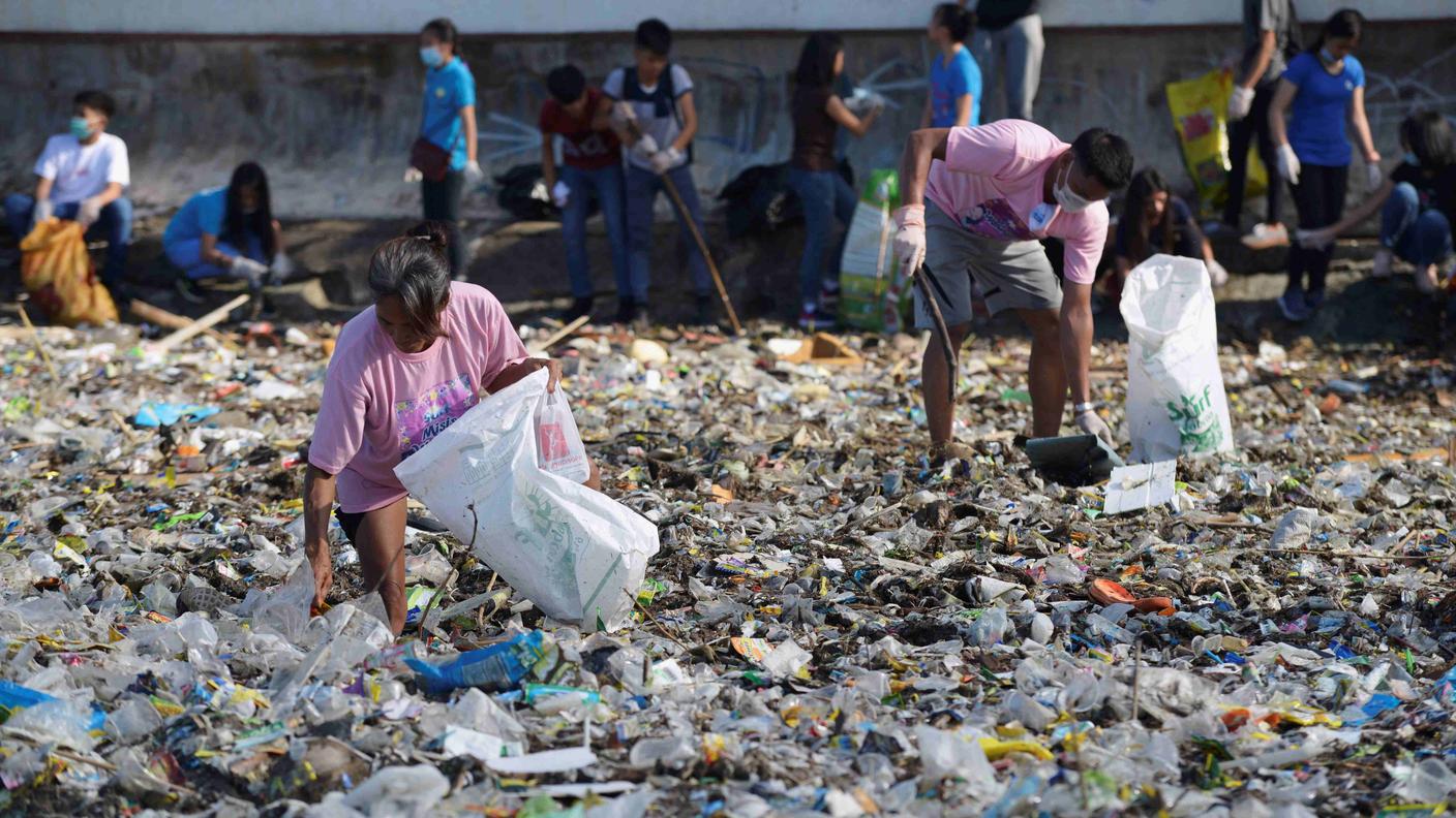 Volontari tentano di ripulire il litorale di Manila da un'infinità di spazzatura d'ogni tipo
