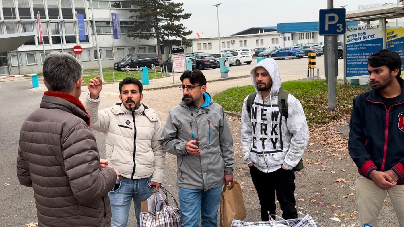 L'incontro all'uscita dell'aeroporto di Zagabria con 4 dei richiedenti asilo espulsi dalla Svizzera il 19 novembre 2024