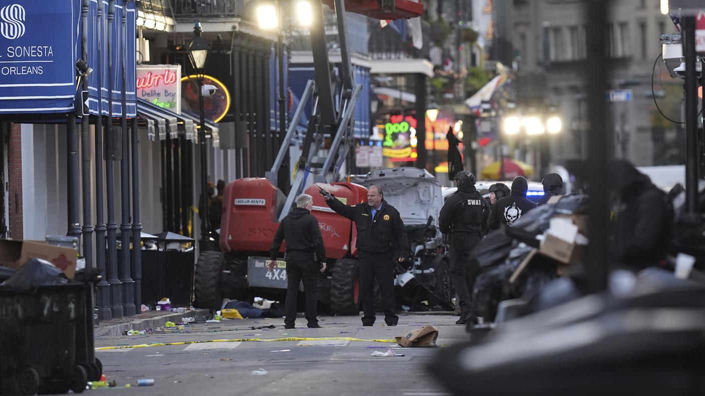 Gli inquirenti sul luogo della strage a New Orleans