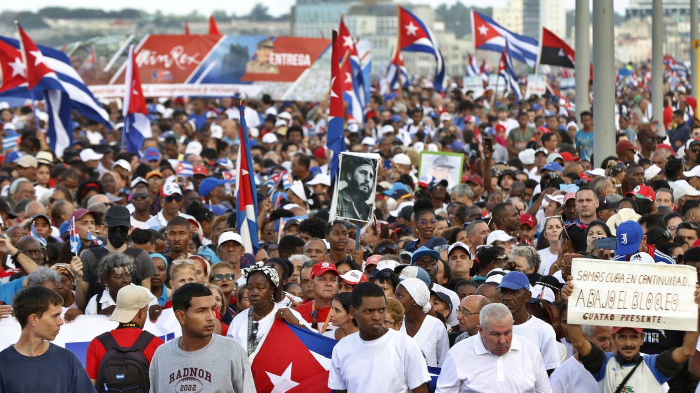 La marcia di protesta dei cubani contro l'embargo USA di fronte all'ambasciata statunitense a L'Avana, 20 dicembre 2024