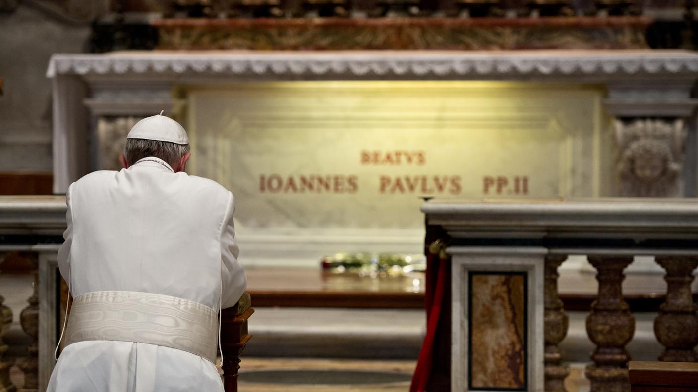 Preghiera sulla tomba di Giovanni Paolo II