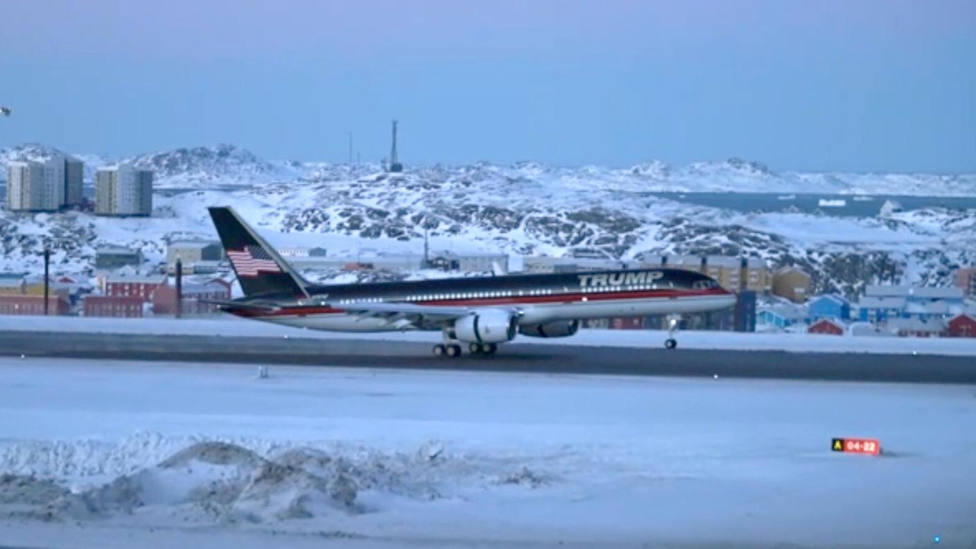 L'atterraggio a Nuuk, in Groenlandia, del Boeing dei Trump