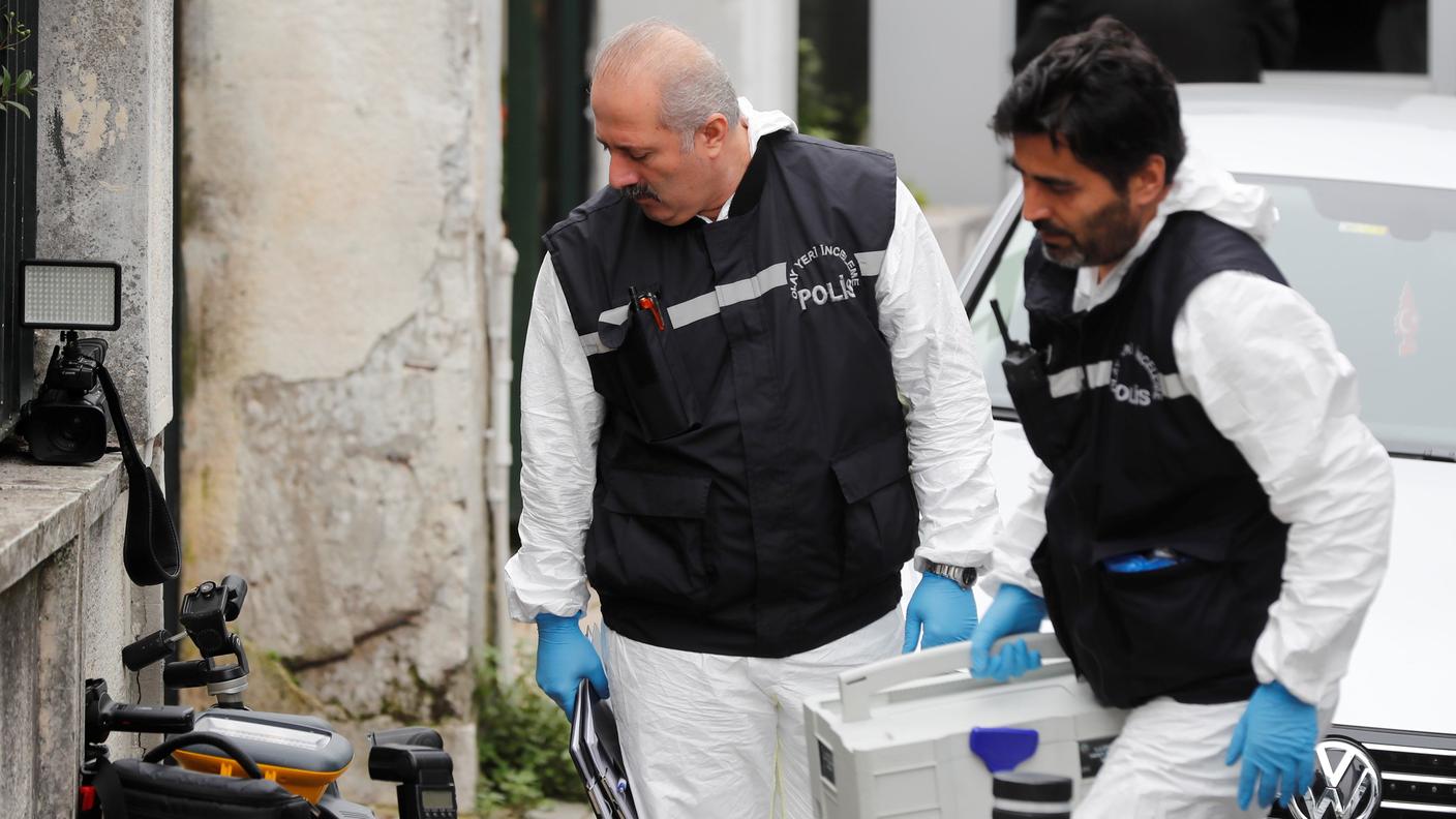 Esperti forensi della polizia turca entrano all'interno del consolato saudita di Istanbul