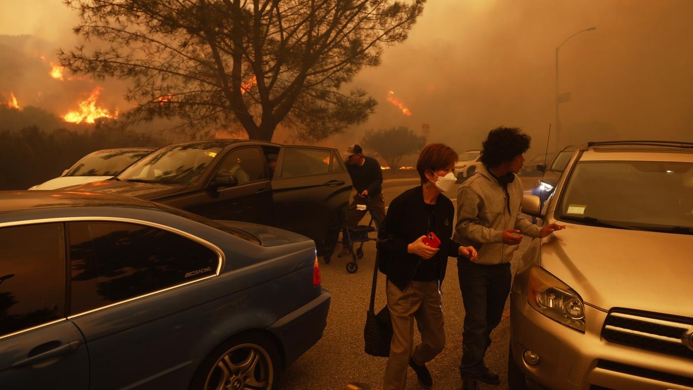 Sono oltre centomila gli abitanti di Los Angeles costretti a fuggire dalle loro case a seguito dell'incendio