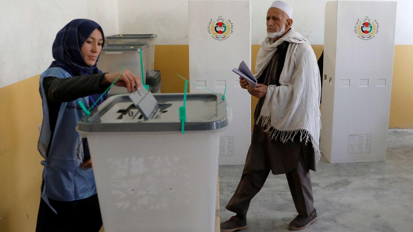 Un'elettrice e un elettore afghani alle urne nonostante le minacce pressanti dei talebani