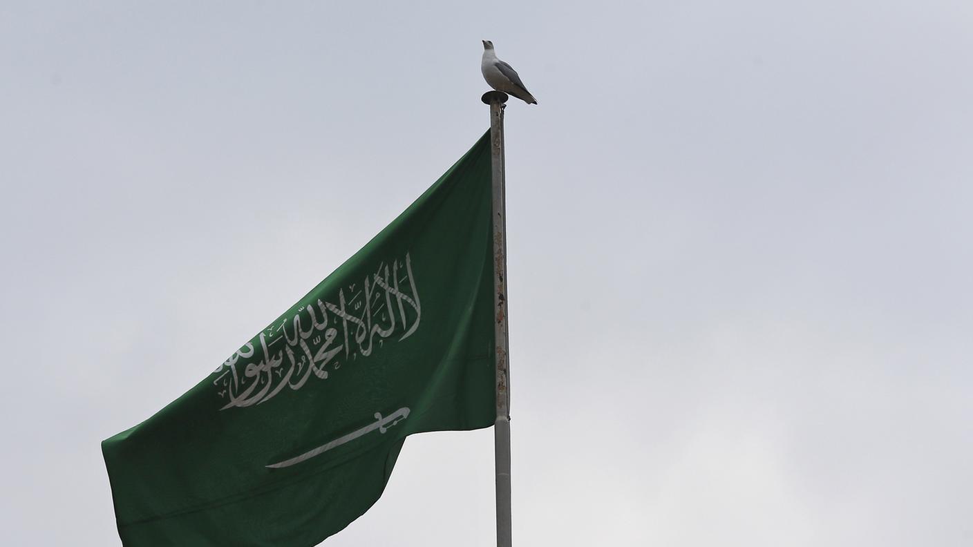 La bandiera saudita sventola sul consolato in Turchia
