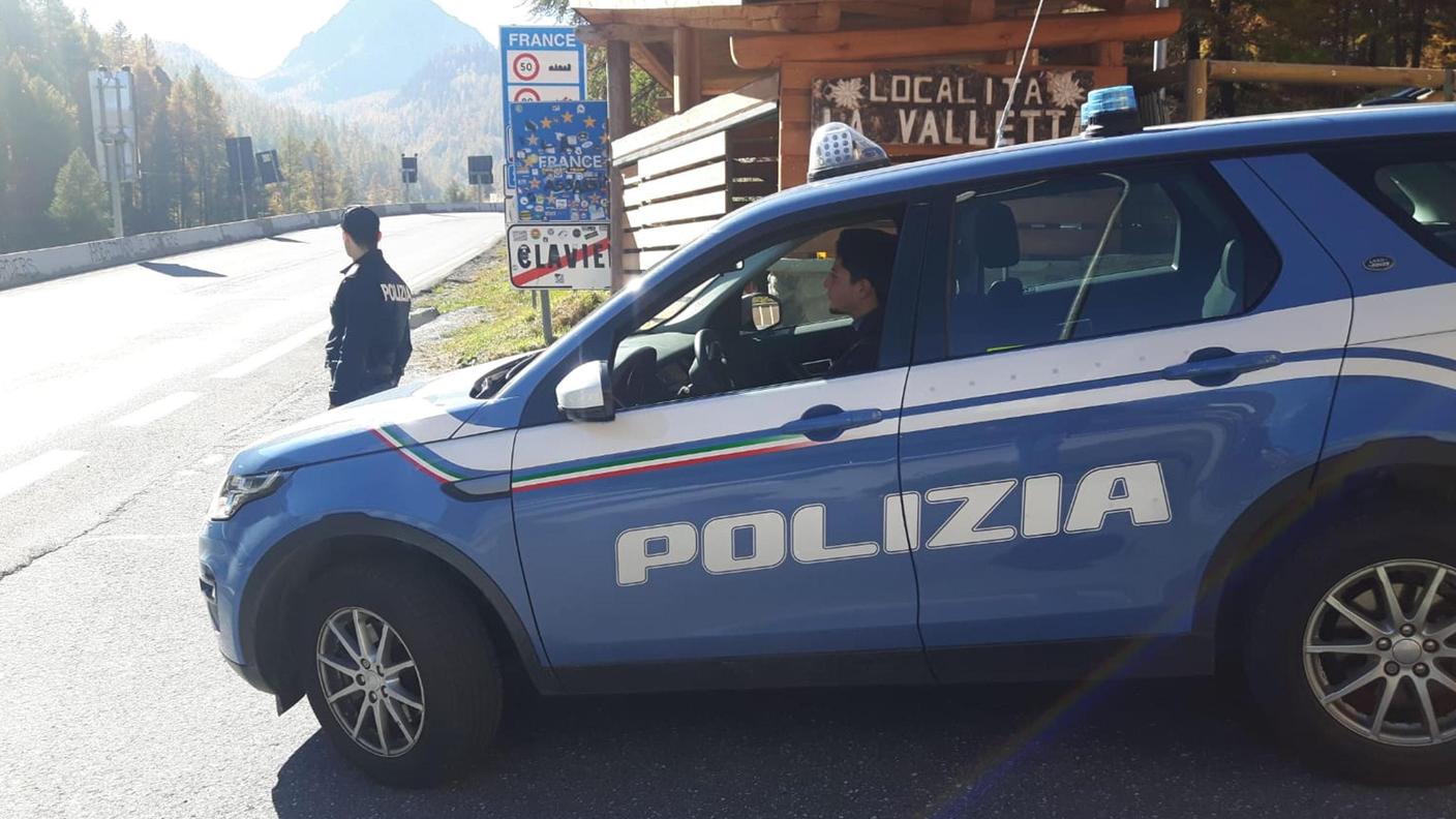 La pattuglia di poliziotti italiani ora di guardia al confine italo-francese dopo Claviere
