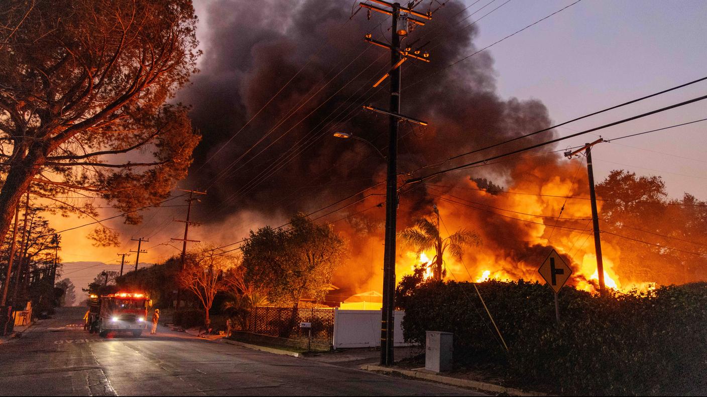 Stabili in fiamme ad Altadena