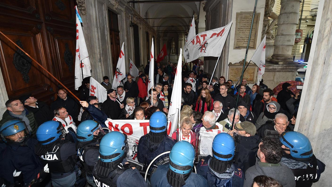 La protesta fuori dal Municipio
