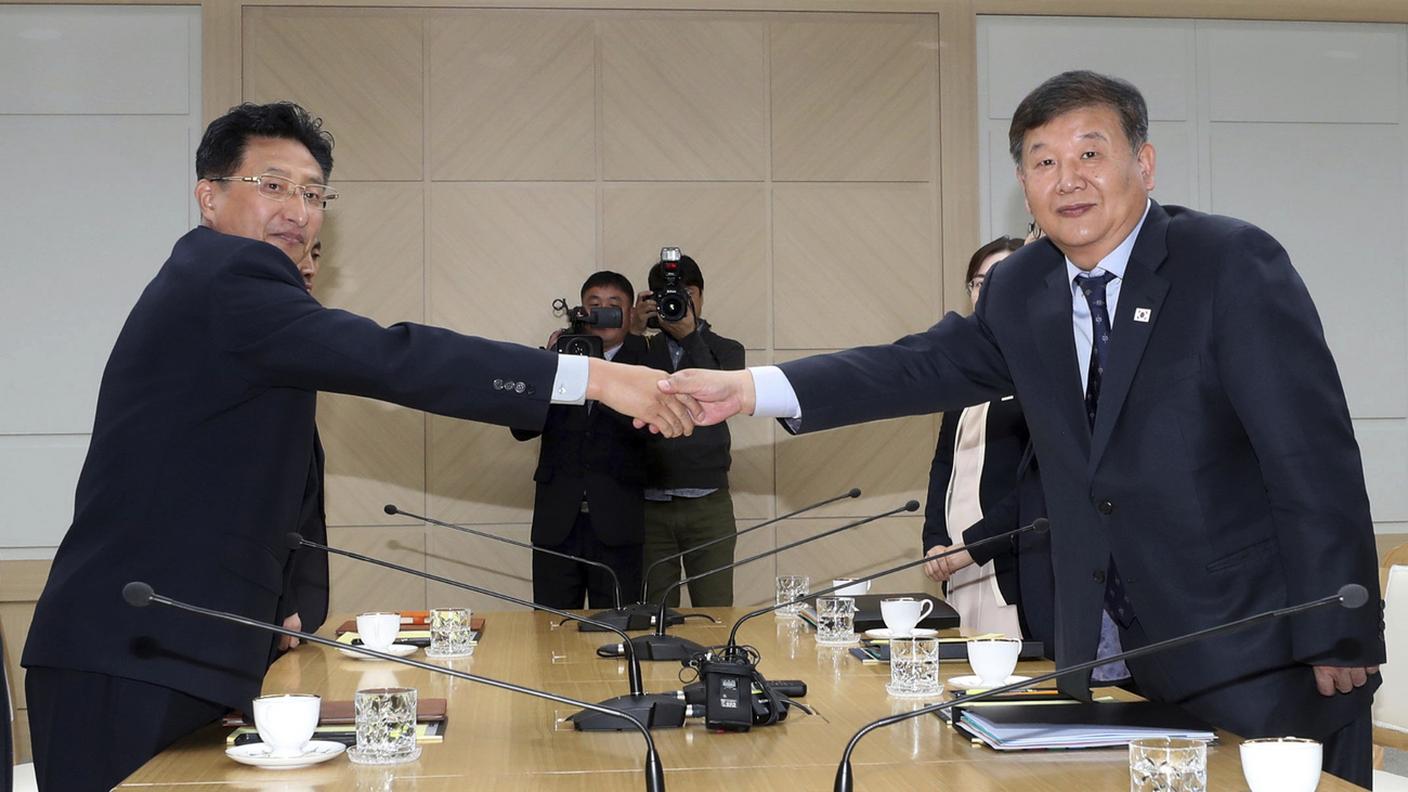 Da destra il viceministro sudcoreano per lo sport Roh Tae-Kang e il suo omologo nordcoreano Won Kil U, durante l'incontro nella località di Kaesong