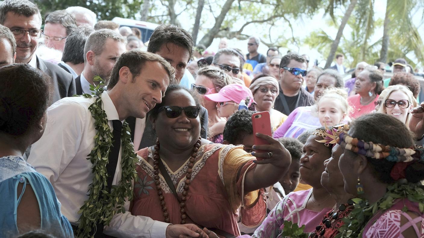 Il presidente francese Emmanuel Macron sull'isola di Ouvea, Nuova Caledonia, durante una sua visita lo scorso maggio