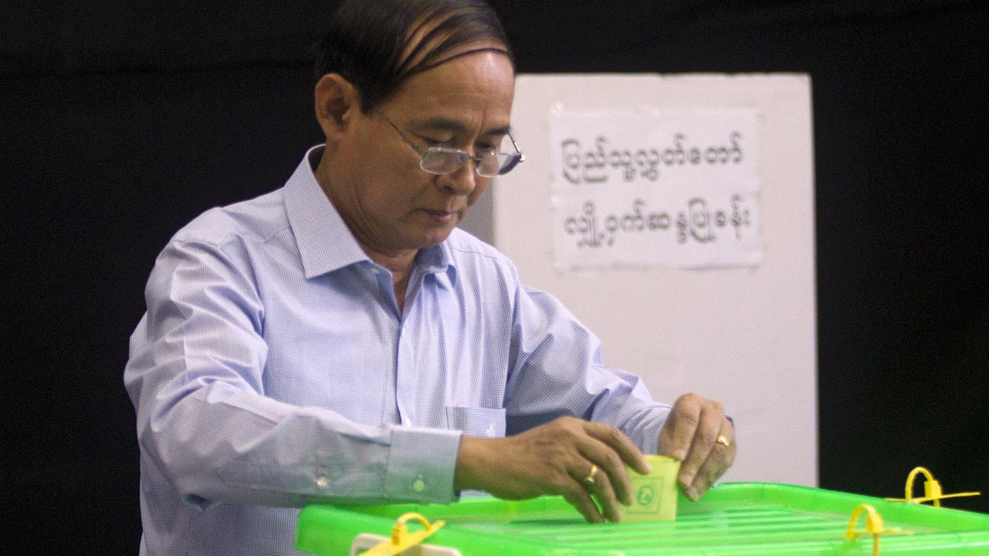 Il presidente Win Myint al seggio
