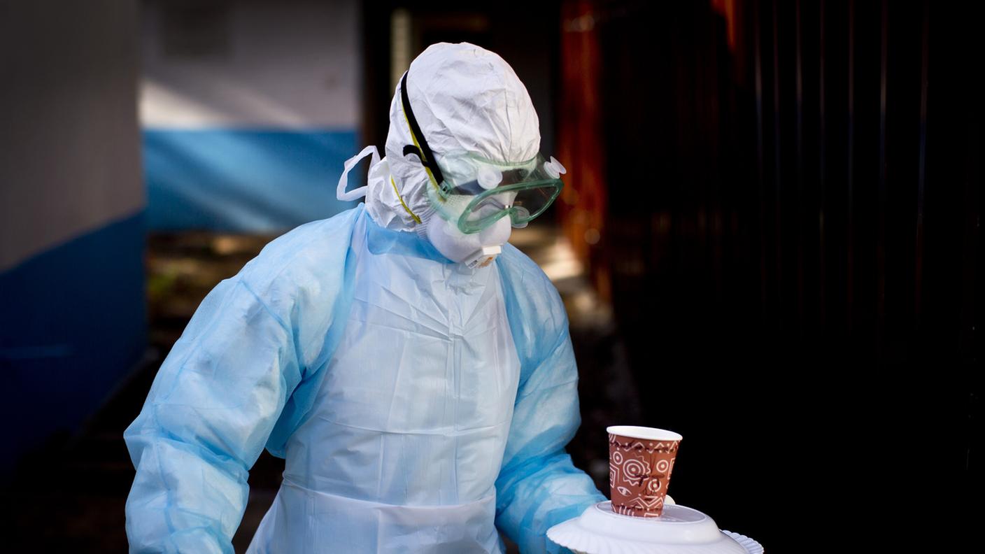 Un operatore sanitario si protegge dal virus di Marburgo