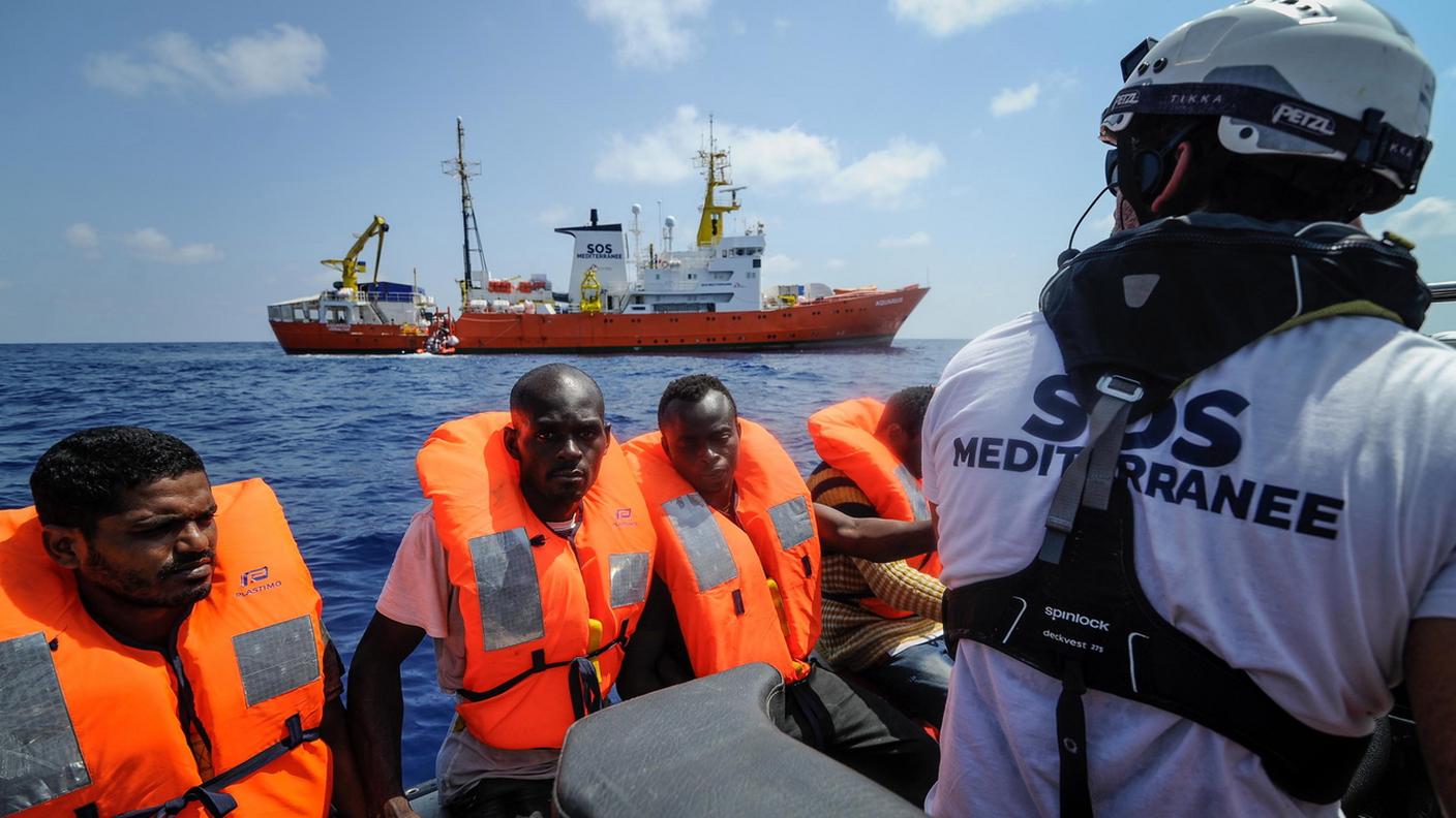 Un salvataggio in mare da parte dei volontari che si appoggiano alla Aquarius (sullo sfondo)