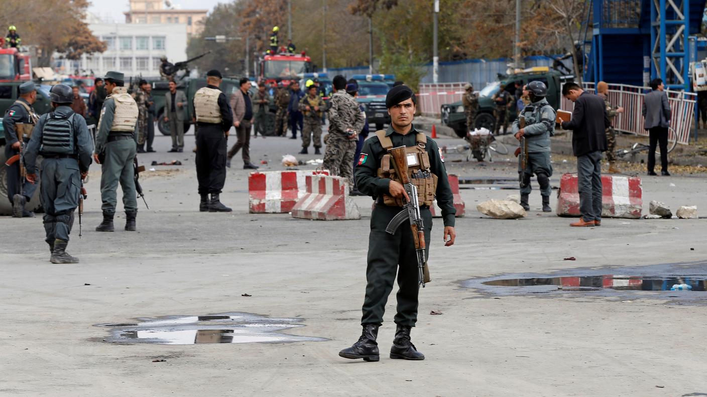 Sul luogo di un precedente attentato, verificatosi a Kabul lo scorso 12 novembre