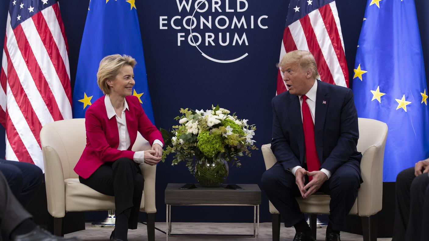 Donald Trump con Ursula von der Leyen, la presidente della Commissione europea, al WEF del 2020