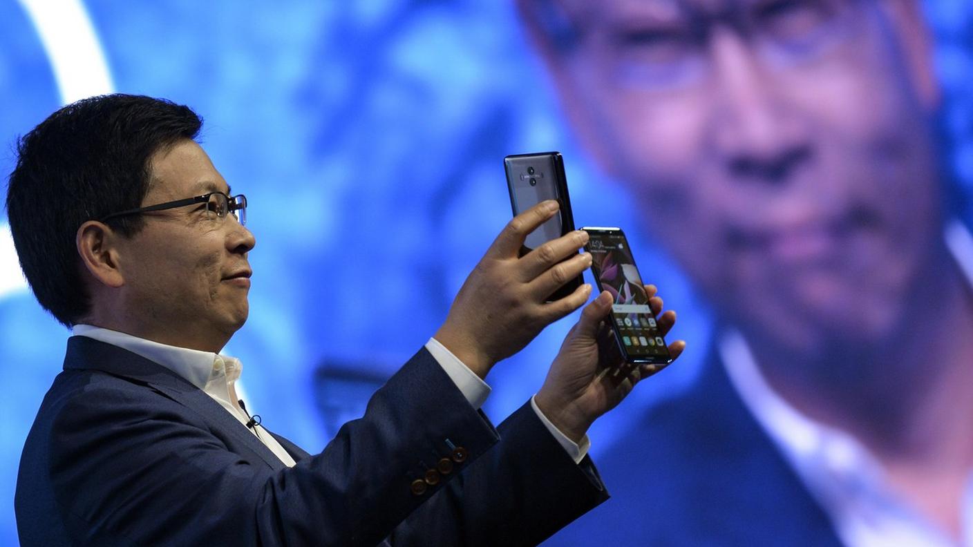 Il CEO di Huawei, Richard Yu, presenta  nuovi modell di smartphone a Monaco di Baviera