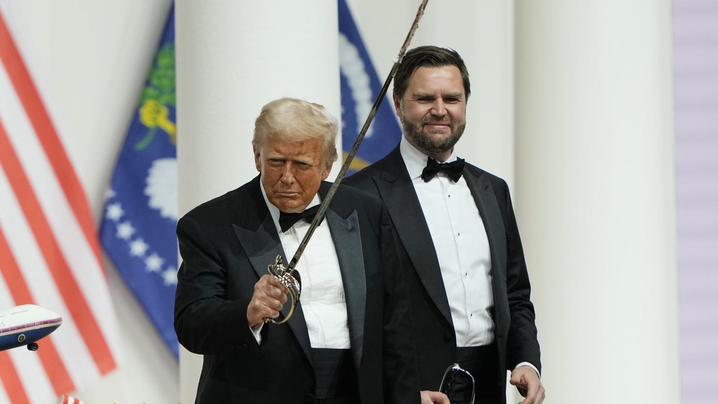 Trump, qui ripreso insieme a Vance mentre brandisce una spada per tagliare una torta durante il party inaugurale per il suo reinsediamento