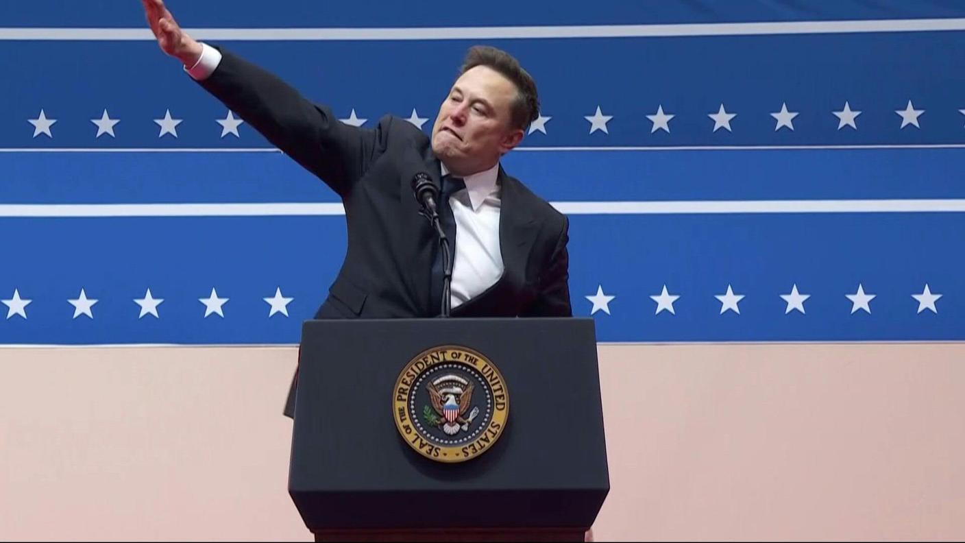 Musk col braccio teso alle celebrazioni per l'insediamento di Trump alla Casa Bianca