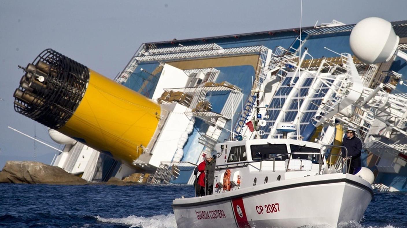 La Costa Concordia davanti all'Isola del Giglio, al largo della Toscana.