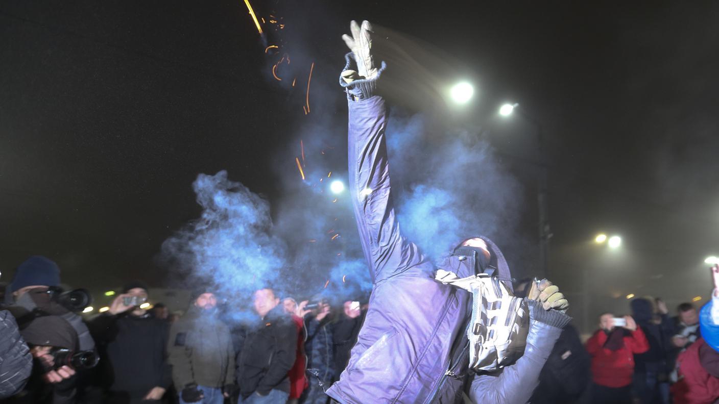 A Kiev i manifestanti hanno dato fuoco a diverse auto davanti all'ambasciata russa