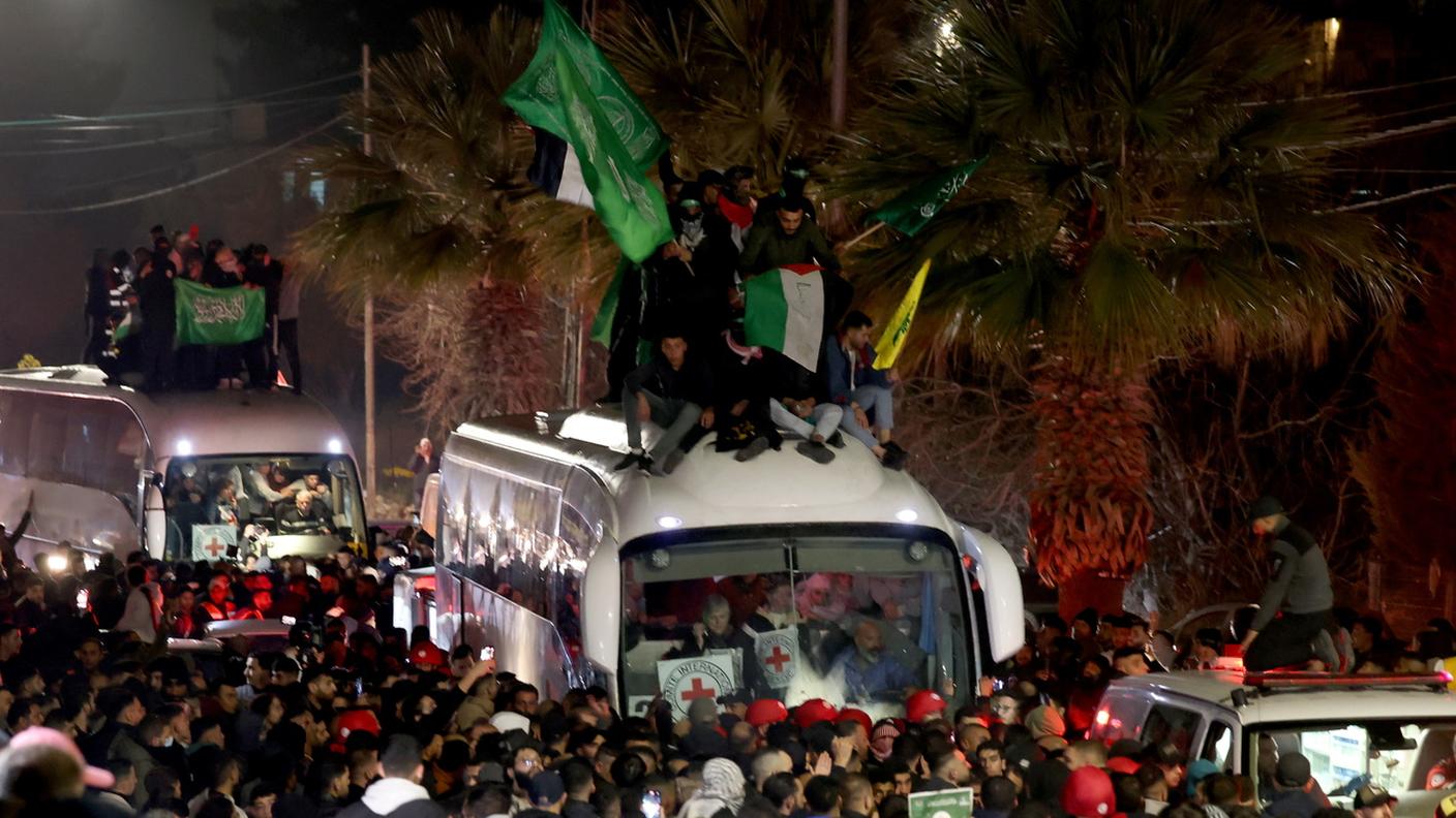 L'arrivo a Ramallah, in Cisgiordania, dei detenuti palestinesi liberati lunedì