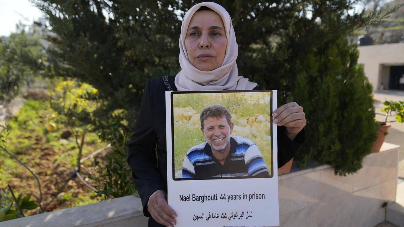 La moglie di Nael Barghouti mostra un'immagine del marito detenuto