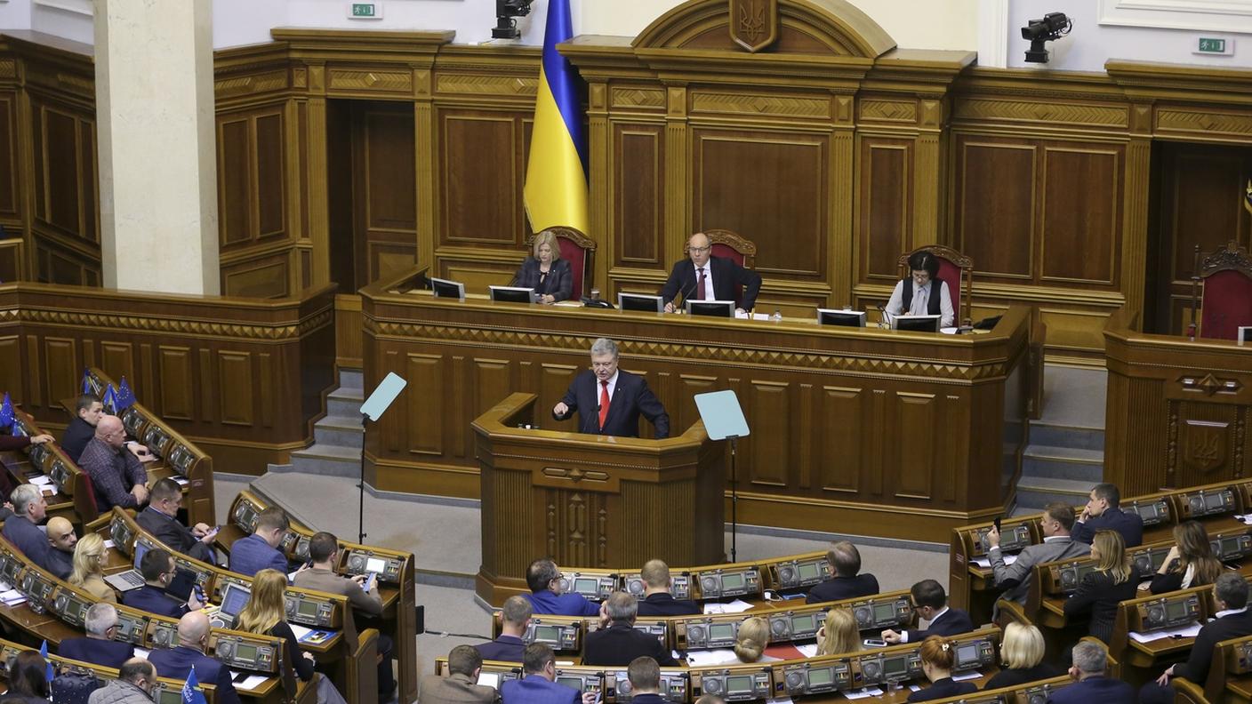 Il presidente Poroshenko arringa i deputati