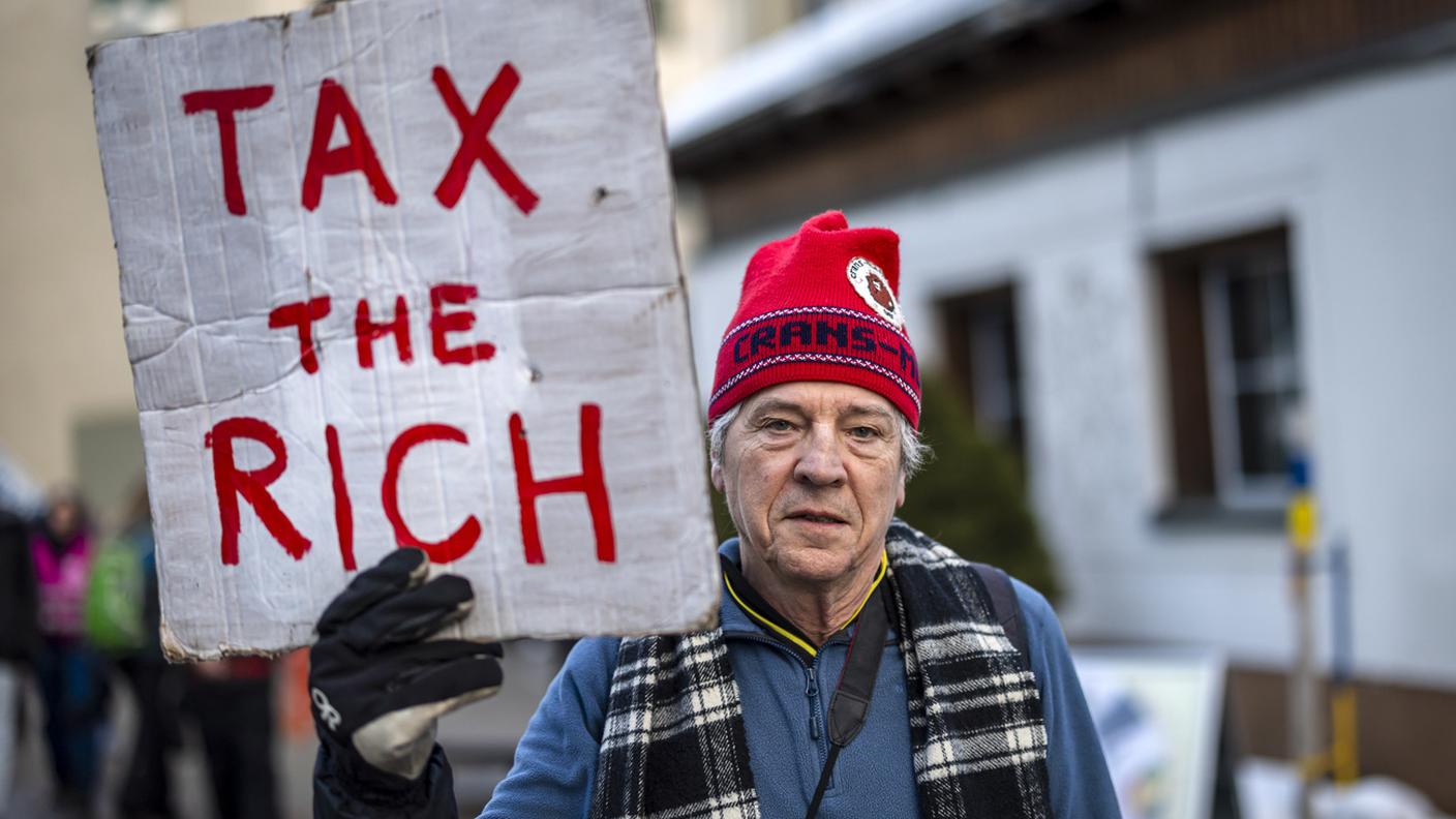 Il milionario Phil White, dell'organizzazione Patriotic Millionaires, durante una manifestazione domenica a Davos
