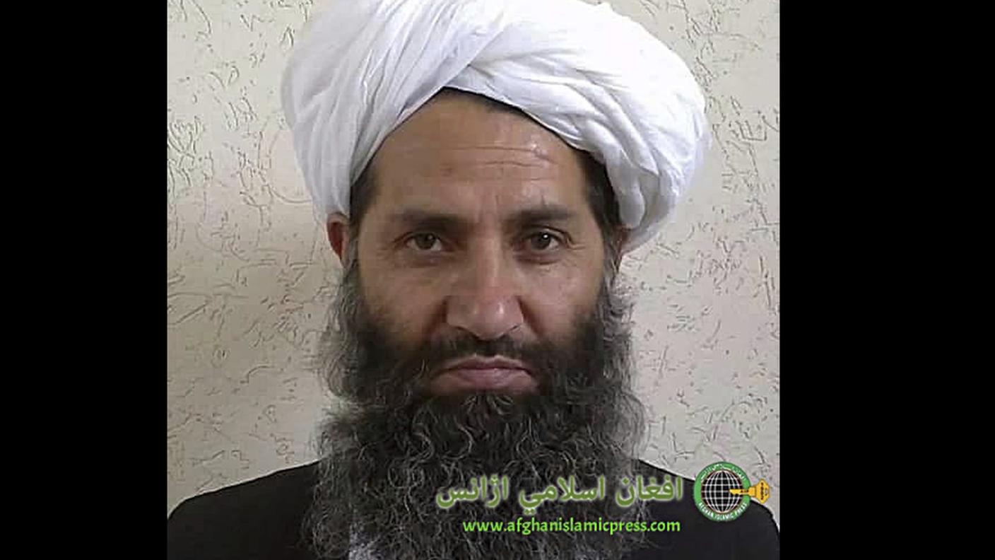 Un'immagine di Haibatullah Akhundzada, leader supremo dei talebani