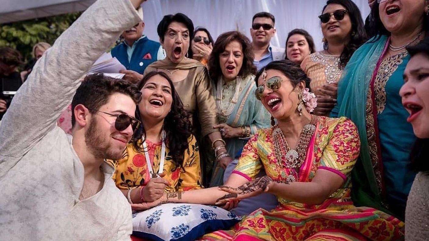 I due ritratti durante la festa di venerdì che ha preceduto i matrimoni