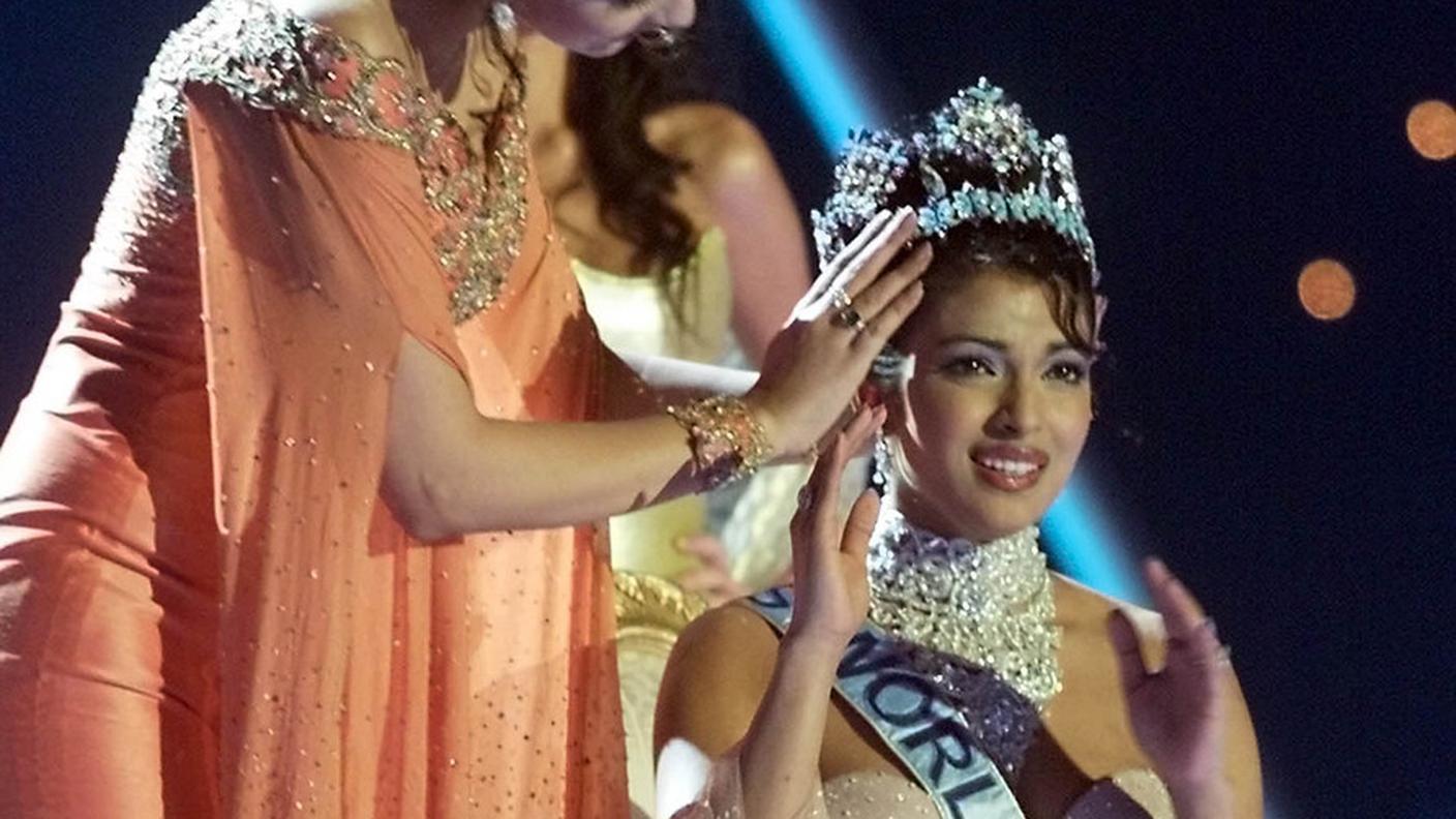 Priyanka Chopra nel momento dell'incoronazione a Londra