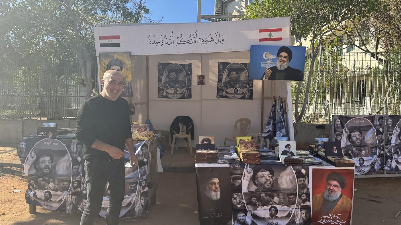 Ali e la sua bancarella con i ritratti di Nasrallah