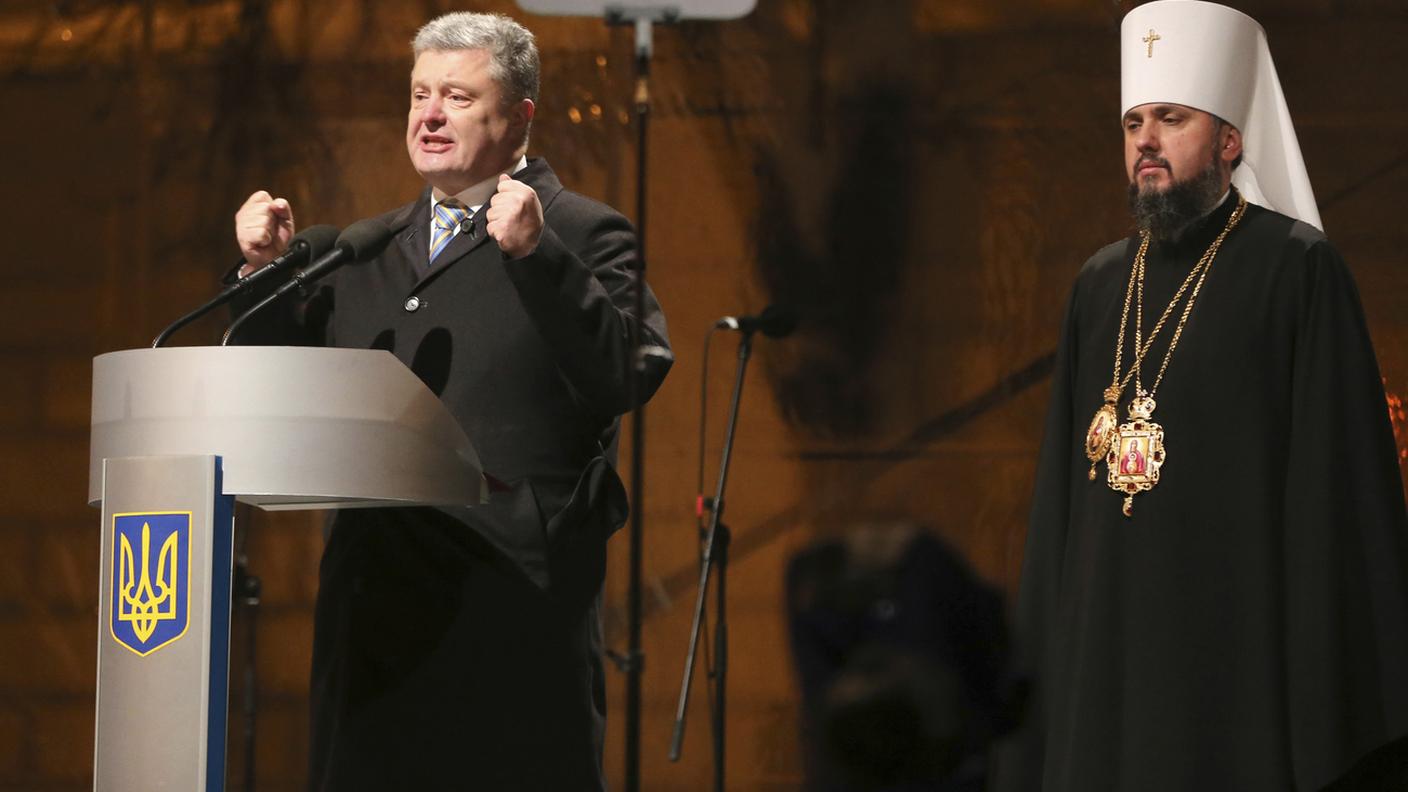 Petro Poroshenko parla alla folla con al fianco del metropolita Epifanio