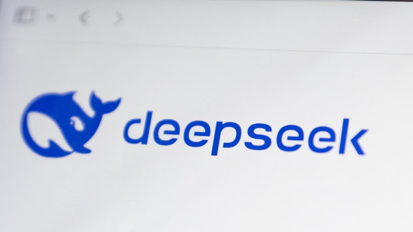 DeepSeek sarebbe in grado di ottenere risultati paragonabili a quelli di GPT con meno potenza di calcolo, meno energia e costi ridotti