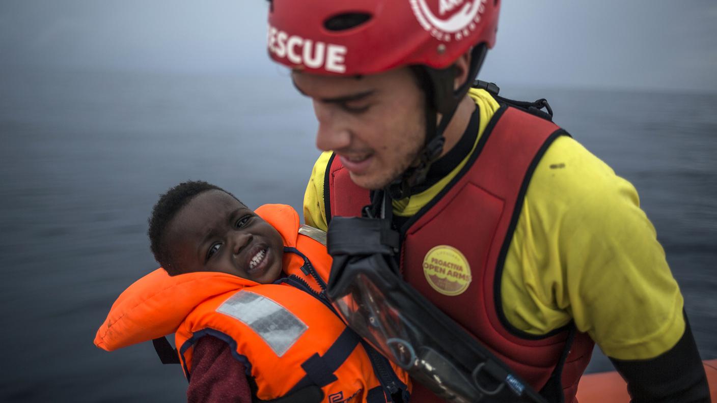 Un bimbo migrante salvato da un naufragio