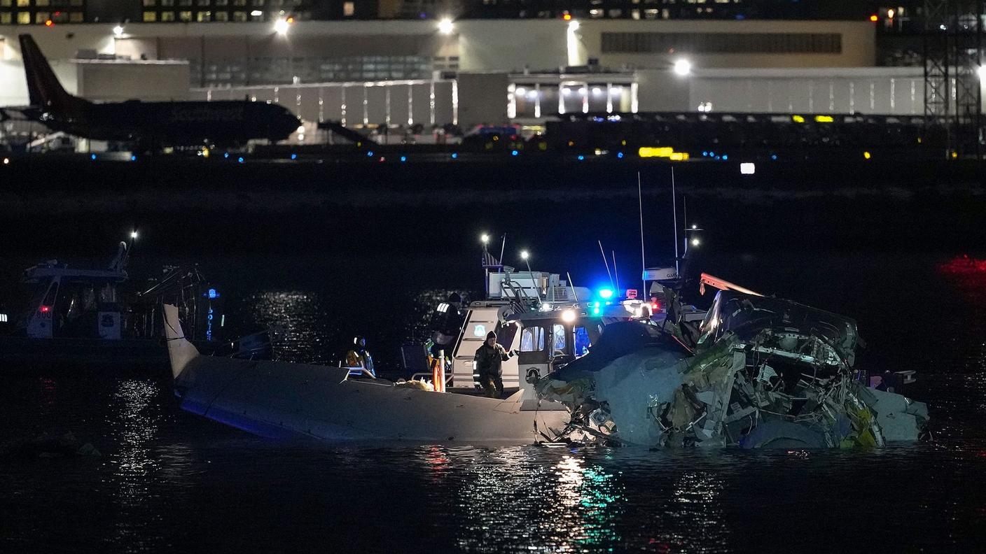 I resti dell'aereo precipitato nel fiume Potomac dopo l'impatto con l'elicottero militare