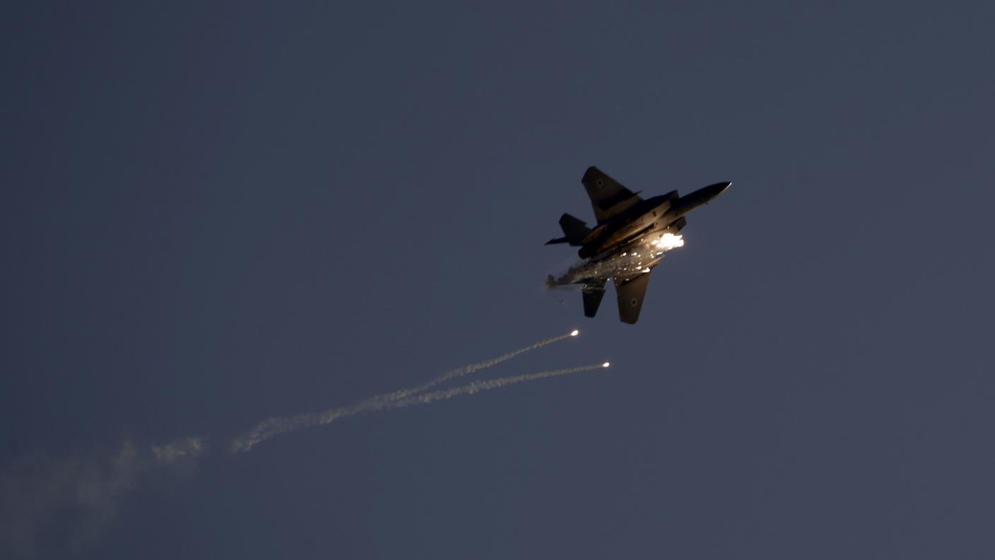 Israele ha attivato martedì la difesa aerea